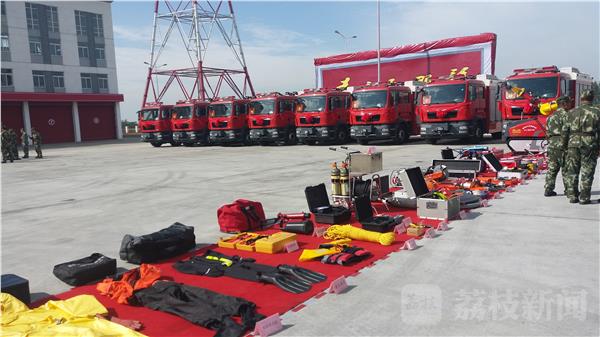 25輛高性能新型消防車(chē)輛交付揚(yáng)州消防(圖3)