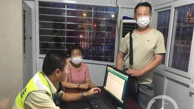 話嘮遭人煩！男女坐車旅游因話太多，被司機丟在了高速上 