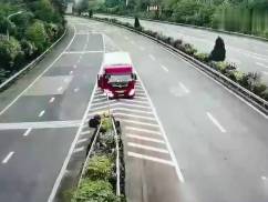 話嘮遭人煩！男女坐車旅游因話太多，被司機丟在了高速上 (圖2)