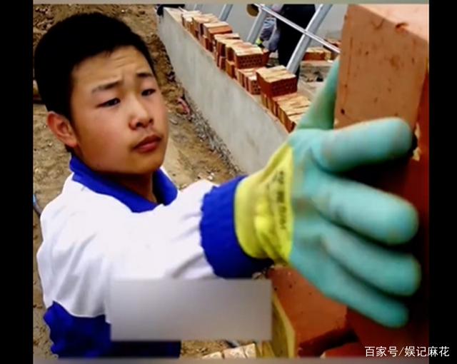 正能量！搬磚男孩工地上收到通知書，如今畢業成為一名軍官！