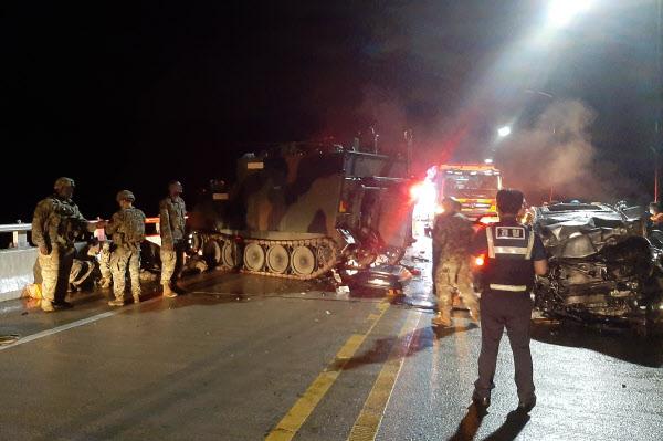 突發！美軍裝甲車與韓國私家車相撞：4名平民死亡（圖）