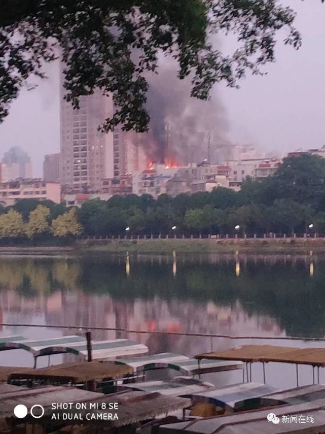 南寧一小區樓頂燒成火海現場圖曝光 廣西南寧小區頂樓倉庫火災原因 明火伴有濃濃黑煙現已被撲滅(圖4)