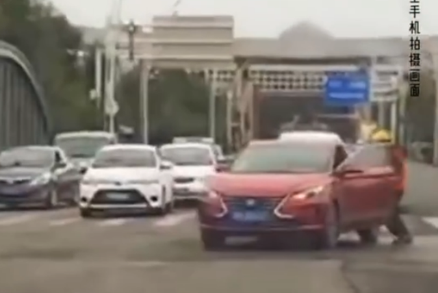 外賣小哥16秒停住失控汽車：不是什么大事，也沒耽誤送餐時間
